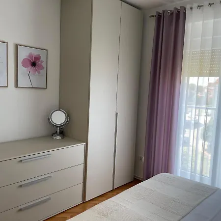 Spacious Modern Close To The