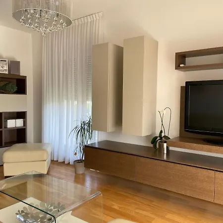 Spacious Modern Close To The