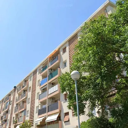 Spacious Modern Close To The