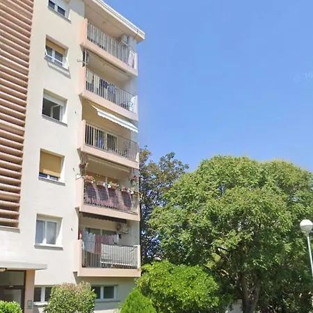 Spacious Modern Close To The