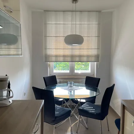 Spacious Modern Close To The Beach Apartment